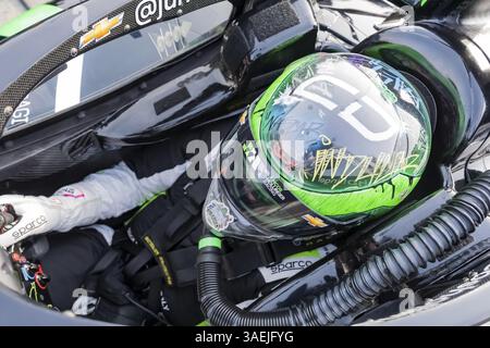 CONOR DALY (78) USA di Noblesville, Indiana, si allaccia al suo veicolo mentre si prepara a allenarsi per il Gran Premio di Portland del Bitnile.com a Portland Foto Stock