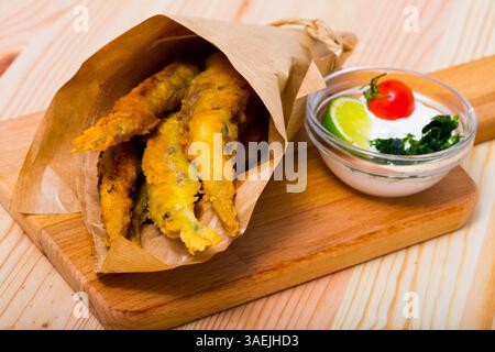 Acciughe fritte con salsa cremosa al formaggio Foto Stock