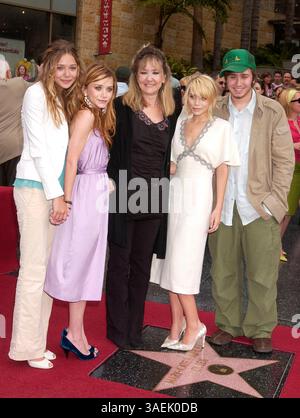 29 aprile 2004; Los Angeles, CA, Stati Uniti; MARY-KATE e ASHLEY OLSEN con la madre e i membri della famiglia alla 2.253a Hollywood Star Ceremony fuori dal Kodak Theatre. . (Immagine di credito: Paul Fenton/ZUMAPRESS.com) Foto Stock