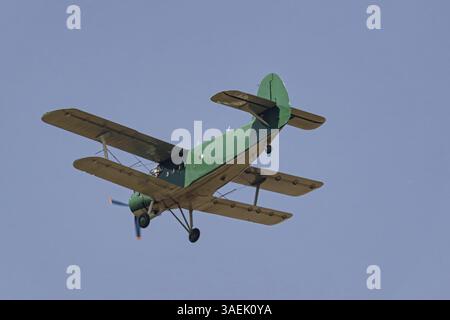Velivolo biplanare a motore leggero AN-2 che vola nel cielo. Vista da terra Foto Stock