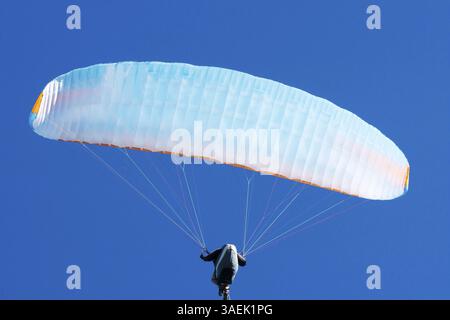 Parapendio sulla costa danese del Mare del Nord vicino a Lokken Foto Stock