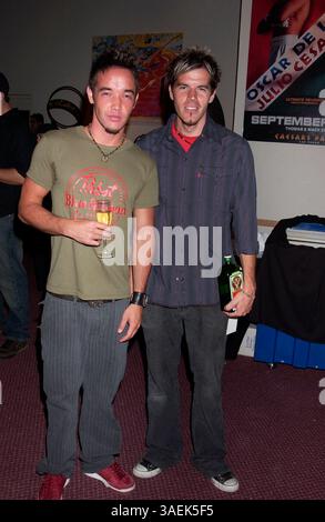 15 settembre 2004; Las Vegas, Nevada, Stati Uniti; membri di HOOBASTANK nel backstage ai World Music Awards 2004 tenuti al Thomas and Mack Center di Las Vegas. (Immagine di credito: Paul Fenton/ZUMAPRESS.com) Foto Stock