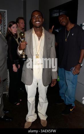15 settembre 2004; Las Vegas, Nevada, Stati Uniti; KANYE WEST backstage ai World Music Awards 2004 tenuti al Thomas and Mack Center di Las Vegas. (Immagine di credito: Paul Fenton/ZUMAPRESS.com) Foto Stock