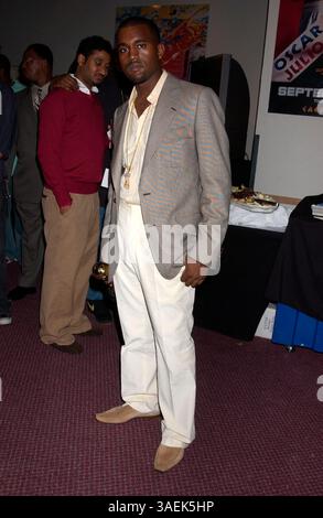 15 settembre 2004; Las Vegas, Nevada, Stati Uniti; KANYE WEST backstage ai World Music Awards 2004 tenuti al Thomas and Mack Center di Las Vegas. (Immagine di credito: Paul Fenton/ZUMAPRESS.com) Foto Stock