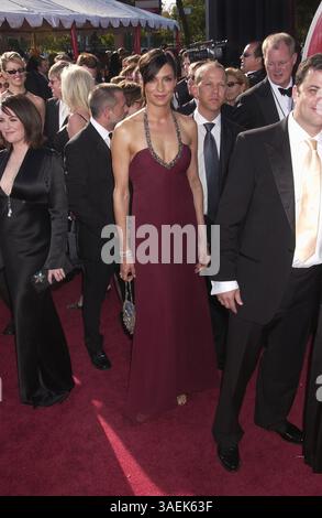 19 settembre 2004; Los Angeles, CA, Stati Uniti; EMMYS 2004: FAMKE JANSSEN arriva al 56° Premio annuale Emmy Awards tenutosi presso lo Shrine Auditorium di Los Angeles. . (Immagine di credito: Paul Fenton/ZUMAPRESS.com) Foto Stock