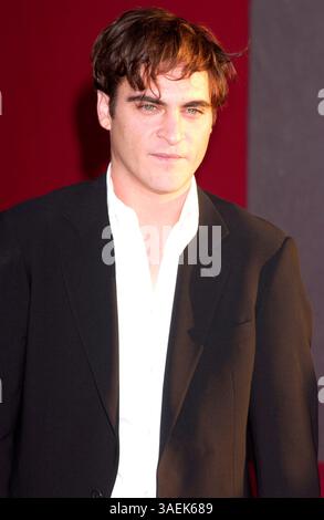 20 settembre 2004; Hollywood, CA, Stati Uniti; l'attore JOAQUIN PHOENIX alla prima mondiale di "Ladder 49" al Teatro El Capitan. (Immagine di credito: Paul Fenton/ZUMAPRESS.com) Foto Stock