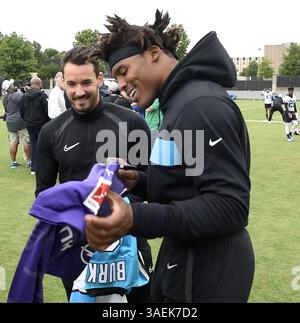26 gennaio 2012 - Charlotte, NC, USA - giocatore professionista di calcio Roman Burki, a sinistra, e quarterback dei Carolina Panthers Cam Newton, a destra, guarda le maglie autografate e scambiate dopo la pratica dei Panthers mercoledì 12 giugno 2019 a Charlotte, N.C. Burki è il portiere del Borussia Dortmund. (Immagine di credito: © TNS via cavo ZUMA) Foto Stock