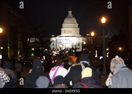 20 gennaio 2009 - Washington, DC - persone in marcia verso il Campidoglio degli Stati Uniti, dove verrà inaugurato il presidente eletto Barack Obam, Washington, USA Foto Stock