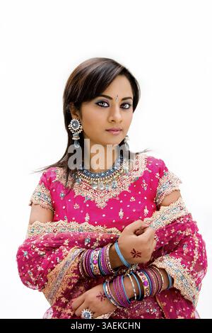 Splendida sposa Bangali in abito colorato, isolata, New York, Stati Uniti, Nord America Foto Stock