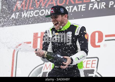 CONOR DALY (78) USA di Noblesville, Indiana e il team Juncos-Hollinger Racing celebrano un podio in gara uno dei miglio HyVee Milwaukee 250 Foto Stock