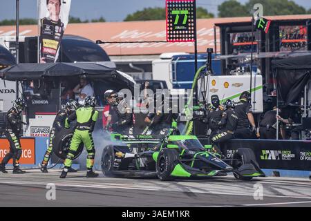 ROMAIN GROSJEAN (77) (SWE) di Ginevra, Svizzera, scende lungo la pit Road per il servizio durante l'Hy-Vee Milwaukee Mile 250 al Milwaukee Mile in West Foto Stock