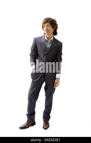 Giovane uomo d'affari asiatico vestito con una tuta di pinstripe grigia con mano in tasca, isolato, New York, Stati Uniti, Nord America Foto Stock