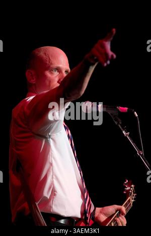 18 marzo 2005; Seattle, Washington, Stati Uniti; il presidente degli Stati Uniti d'America CHRIS BALLEW si esibisce al Concerto per la Northwest School. La Northwest School ha lanciato le sue celebrazioni per il 25° compleanno con il Concerto per la Northwest School al Paramount Theater di Seattle. (Immagine di credito: Daren Fentiman/ZUMAPRESS.com) Foto Stock