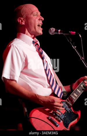 18 marzo 2005; Seattle, Washington, Stati Uniti; il presidente degli Stati Uniti d'America CHRIS BALLEW si esibisce al Concerto per la Northwest School. La Northwest School ha lanciato le sue celebrazioni per il 25° compleanno con il Concerto per la Northwest School al Paramount Theater di Seattle. (Immagine di credito: Daren Fentiman/ZUMAPRESS.com) Foto Stock