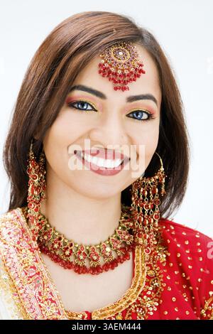 Splendida sposa Bangali in abito colorato, isolata, New York, Stati Uniti, Nord America Foto Stock