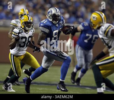 14 settembre 2008 - Detroit, Michigan, USA - Detroit Lions il WR CALVIN JOHNSON e il QB Jon Kitna in panchina poco dopo il 2° di 2 Johnson TDS del 4° quarto che diede ai Lions un breve vantaggio di 25-24 punti durante la vittoria in rimonta dei Packers 48-25 sui Lions a Detroit, mi domenica 14 settembre 2008 (Credit Image: Detroit Free Press/ZUMAPRESS.com) Foto Stock