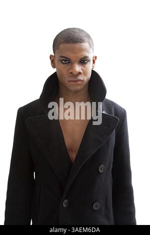 Uomo africano con occhi affumicati, espressione forte e cappotto nero aperto che mostra il petto, isolato, New York, Stati Uniti, Nord America Foto Stock