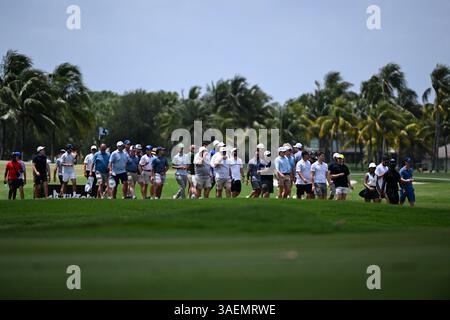 Doral, Stati Uniti. 6 aprile 2025. I tifosi percorrono il campo per seguire i loro giocatori preferiti durante l'ultima giornata del LIV Golf Invitational 2025 di Miami presso il Trump National Golf Course il 6 aprile 2025 a Doral, Florida. (Foto di JC Ruiz/Sipa USA) credito: SIPA USA/Alamy Live News Foto Stock