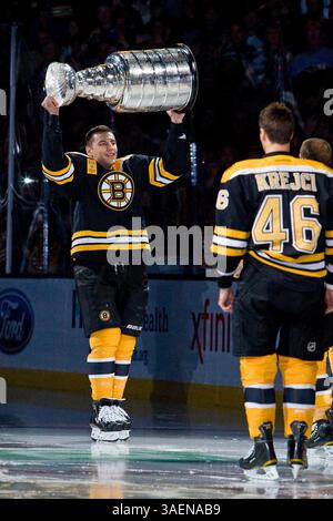 6 ottobre 2011 - Boston, Massachusetts, Stati Uniti - Boston Bruins ha lasciato l'ala MILANO LUCIC (17) con la Stanley Cup durante la cerimonia di innalzamento dello striscione al TD Garden. (Immagine di credito: © Anthony Nesmith/Cal Sport Media/ZUMAPRESS.com) Foto Stock