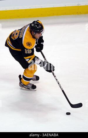 6 ottobre 2011 - Boston, Massachusetts, Stati Uniti - Boston Bruins Center TYLER SEGUIN (19) in azione al TD Garden. (Immagine di credito: © Anthony Nesmith/Cal Sport Media/ZUMAPRESS.com) Foto Stock