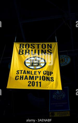6 ottobre 2011 - Boston, Massachusetts, Stati Uniti - il banner del campionato dei Boston Bruins è stato innalzato al TD Garden (Credit Image: © Anthony Nesmith/Cal Sport Media/ZUMAPRESS.com) Foto Stock