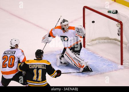 6 ottobre 2011 - Boston, Massachusetts, Stati Uniti - il difensore dei Philadelphia Flyers CHRIS PRONGER (20) e il centro dei Boston Bruins GREGORY CAMPBELL (11) guardano come il portiere dei Philadelphia Flyers ILYA BRYZGALOV (30) fa un salvataggio al TD Garden. (Immagine di credito: © Anthony Nesmith/Cal Sport Media/ZUMAPRESS.com) Foto Stock