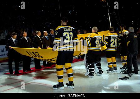 6 ottobre 2011 - Boston, Massachusetts, Stati Uniti - Boston Bruins innalza lo striscione del campionato al TD Garden. (Immagine di credito: © Anthony Nesmith/Cal Sport Media/ZUMAPRESS.com) Foto Stock