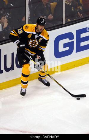6 ottobre 2011 - Boston, Massachusetts, Stati Uniti - il difensore dei Boston Bruins ZDENO CHARA (33) passa all'ala durante la partita della NHL tra Boston Bruins e Philadelphia Flyers al TD Garden. (Immagine di credito: © Anthony Nesmith/Cal Sport Media/ZUMAPRESS.com) Foto Stock