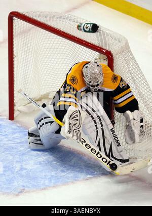 6 ottobre 2011 - Boston, Massachusetts, Stati Uniti - il portiere dei Boston Bruins TIM THOMAS (30) salva la partita della NHL tra i Boston Bruins e i Philadelphia Flyers al TD Garden. (Immagine di credito: © Anthony Nesmith/Cal Sport Media/ZUMAPRESS.com) Foto Stock