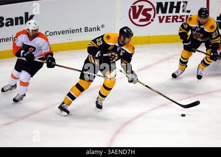 6 ottobre 2011 - Boston, Massachusetts, Stati Uniti - il difensore dei Boston Bruins ZDENO CHARA (33) e il centro dei Philadelphia Flyers MAXIME TALBOT (27) in azione al TD Garden. (Immagine di credito: © Anthony Nesmith/Cal Sport Media/ZUMAPRESS.com) Foto Stock