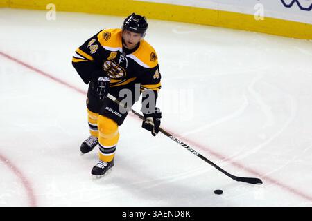 6 ottobre 2011 - Boston, Massachusetts, Stati Uniti - il difensore dei Boston Bruins DENNIS SEIDENBERG (44) in azione durante la partita NHL tra Boston Bruins e Philadelphia Flyers al TD Garden. (Immagine di credito: © Anthony Nesmith/Cal Sport Media/ZUMAPRESS.com) Foto Stock