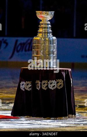 6 ottobre 2011 - Boston, Massachusetts, Stati Uniti - la Stanley Cup al centro del ghiaccio durante la cerimonia di innalzamento dello striscione al TD Garden. (Immagine di credito: © Anthony Nesmith/Cal Sport Media/ZUMAPRESS.com) Foto Stock