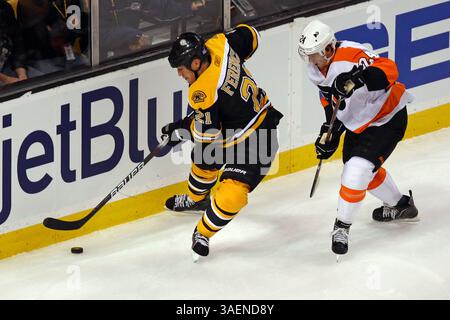6 ottobre 2011 - Boston, Massachusetts, Stati Uniti - il difensore dei Boston Bruins ANDREW FERENCE (21) e il centro dei Philadelphia Flyers MATT READ (24) si battono per il puck al TD Garden. (Immagine di credito: © Anthony Nesmith/Cal Sport Media/ZUMAPRESS.com) Foto Stock
