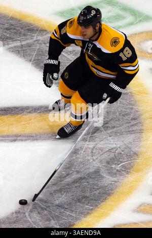 6 ottobre 2011 - Boston, Massachusetts, Stati Uniti - l'ala destra dei Boston Bruins NATHAN HORTON (18) pattina con il puck durante la partita NHL tra i Boston Bruins e i Philadelphia Flyers al TD Garden. (Immagine di credito: © Anthony Nesmith/Cal Sport Media/ZUMAPRESS.com) Foto Stock