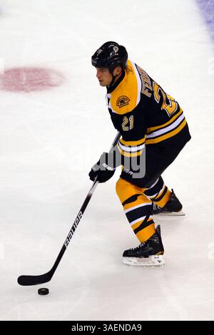 6 ottobre 2011 - Boston, Massachusetts, Stati Uniti - il difensore dei Boston Bruins ANDREW FERENCE (21) pattina con il puck durante la partita NHL tra i Boston Bruins e i Philadelphia Flyers al TD Garden. (Immagine di credito: © Anthony Nesmith/Cal Sport Media/ZUMAPRESS.com) Foto Stock