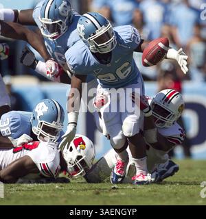 8 ottobre 2011 - Chapel Hill, Carolina del Nord, Stati Uniti - ANTHONY CONNOR di Louisville (35) costringe GIONANI BERNARD (26) a fumare nel primo quarto. (Immagine di credito: © Robert Willett/Raleigh News & Observer/MCT/ZUMAPRESS.com) Foto Stock