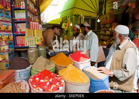 5 ottobre 2011 - Kabul, Afghanistan - gli acquirenti parlano con un venditore di cereali, noci, spezie e altri prodotti presso uno stand del bazar. (Immagine di credito: © Ton Koene/ZUMAPRESS.com) Foto Stock