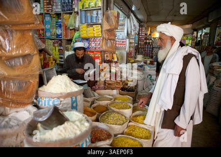 5 ottobre 2011 - Kabul, Afghanistan - Un acquirente parla con un venditore di cereali, noci, spezie e altre merci presso uno stand del bazar. (Immagine di credito: © Ton Koene/ZUMAPRESS.com) Foto Stock