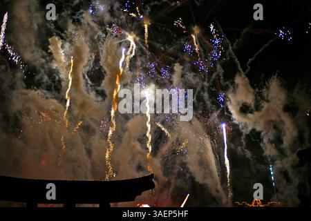 1 settembre 2010 - Orlando, Florida, Stati Uniti - spettacolo notturno di fuochi d'artificio tutti i giorni. Epcot è un parco a tema nel Walt Disney World Resort, situato vicino a Orlando, Florida. Il parco è dedicato alla celebrazione del successo umano, vale a dire la cultura internazionale e l'innovazione tecnologica. Il secondo parco costruito presso il resort, ha aperto il 1° ottobre 1982 ed è stato inizialmente chiamato EPCOT Center. Nel 1994, il "Centro" è stato rimosso dal nome del parco, e nel 1996, il parco è stato semplicemente chiamato Epcot. Nel 2010, Epcot ha ospitato circa 83Êmillion ospiti, classificandolo come il terzo parco a tema più visitato negli Stati Uniti Foto Stock