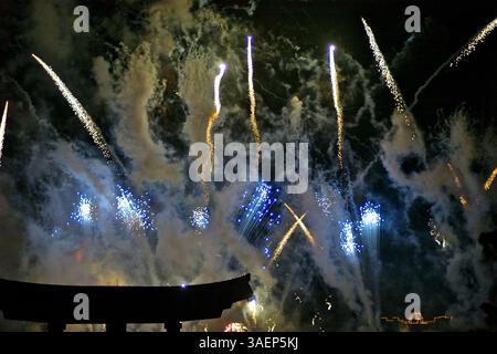 1 settembre 2010 - Orlando, Florida, Stati Uniti - spettacolo notturno di fuochi d'artificio tutti i giorni. Epcot è un parco a tema nel Walt Disney World Resort, situato vicino a Orlando, Florida. Il parco è dedicato alla celebrazione del successo umano, vale a dire la cultura internazionale e l'innovazione tecnologica. Il secondo parco costruito presso il resort, ha aperto il 1° ottobre 1982 ed è stato inizialmente chiamato EPCOT Center. Nel 1994, il "Centro" è stato rimosso dal nome del parco, e nel 1996, il parco è stato semplicemente chiamato Epcot. Nel 2010, Epcot ha ospitato circa 83Êmillion ospiti, classificandolo come il terzo parco a tema più visitato negli Stati Uniti Foto Stock