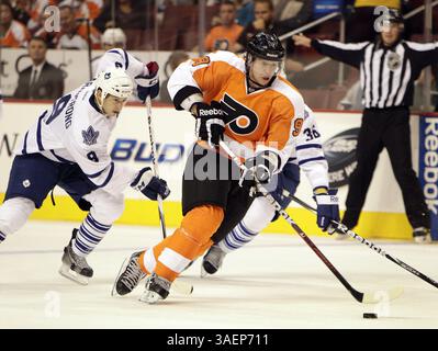 21 settembre 2011 - Philadelphia, PA, USA - Jakub Voracek dei Philadelphia Flyers, a destra, batte Colby Armstrong dei Toronto Maple Leafs, a sinistra, al puck nel primo periodo di azione pre-stagione al Wells Fargo Center di Philadelphia, Pennsylvania, mercoledì 21 settembre 2011. (Immagine di credito: © David Maialetti/Philadelphia Daily News/MCT/ZUMAPRESS.com) Foto Stock