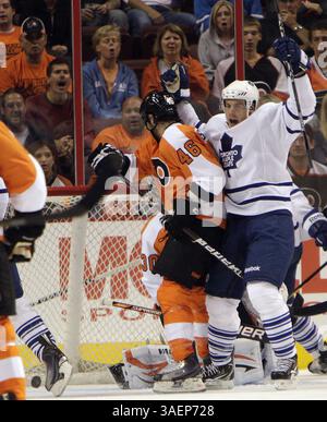 21 settembre 2011 - Filadelfia, PA, USA - Ryan Hamilton, destro dei Toronto Maple Leafs, celebra un gol del primo periodo davanti a Kevin Marshall dei Philadelphia Flyers in azione pre-stagione al Wells Fargo Center di Filadelfia, Pennsylvania, mercoledì 21 settembre 2011. (Immagine di credito: © David Maialetti/Philadelphia Daily News/MCT/ZUMAPRESS.com) Foto Stock