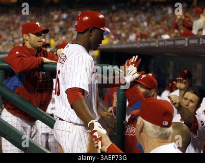 21 settembre 2011 - Philadelphia, PA, USA - John Mayberry Jr. Dei Philadelphia Phillies celebra il suo terzo inning contro i Washington Nationals al Citizens Bank Park di Philadelphia, Pennsylvania, mercoledì 21 settembre 2011. (Immagine di credito: © Yong Kim/Philadelphia Daily News/MCT/ZUMAPRESS.com) Foto Stock
