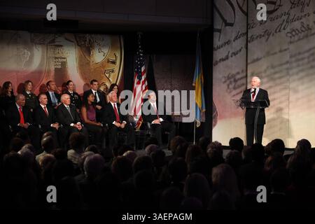 22 settembre 2011 - Filadelfia, PA, USA - l'ex Segretario alla difesa Robert M. Gates si rivolse ai suoi cinque decenni di servizio pubblico dopo aver ricevuto la Liberty Medal del 2011 al National Constitution Center di Filadelfia, Pennsylvania, il 22 settembre 2011. (Immagine di credito: © David M. Warren/Philadelphia Inquirer/MCT/ZUMAPRESS.com) Foto Stock