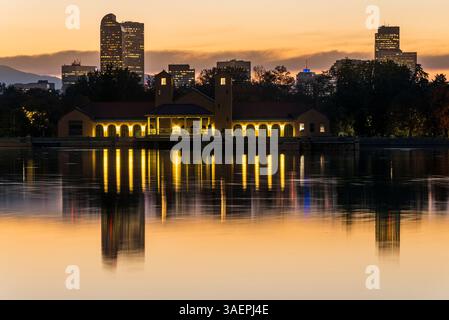 Vista panoramica al tramonto dello skyline della città con riflesso sull'acqua e atmosfera tranquilla Foto Stock