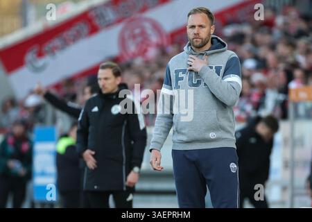 Essen, Germania. 6 aprile 2025. 3) Liga - Rot Weiss Essen - FC Hansa Rostock am 06.04.2025 im Stadion an der Hafenstraße in Essen Trainer Daniel Brinkmann (Rostock) nachdenklich foto: Osnapix/Marcus Hirnschal DFB regolamenti vietano qualsiasi uso di fotografie come sequenze di immagini e/o quasi-video crediti: dpa/Alamy Live News Foto Stock