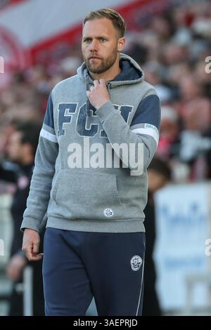 Essen, Germania. 6 aprile 2025. 3) Liga - Rot Weiss Essen - FC Hansa Rostock am 06.04.2025 im Stadion an der Hafenstraße in Essen Trainer Daniel Brinkmann (Rostock) nachdenklich foto: Osnapix/Marcus Hirnschal DFB regolamenti vietano qualsiasi uso di fotografie come sequenze di immagini e/o quasi-video crediti: dpa/Alamy Live News Foto Stock