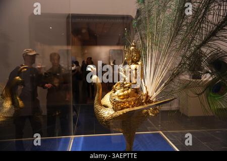 New York, USA. 5 aprile 2025. La gente visita una collezione completa di bronzi cinesi dal XII al XIX secolo al Metropolitan Museum of Art (il Met) il 5 aprile 2025 a New York. A tema "rifusione del passato: L'arte dei Bronzi cinesi, 1100-1900", la mostra è co-organizzata dal Museo di Shanghai e dal Met, con oltre 200 collezioni create durante la Dinastia Song (960-1279) fino alla Dinastia Qing (1644-1911). Credito: Liao Pan/China News Service/Alamy Live News Foto Stock
