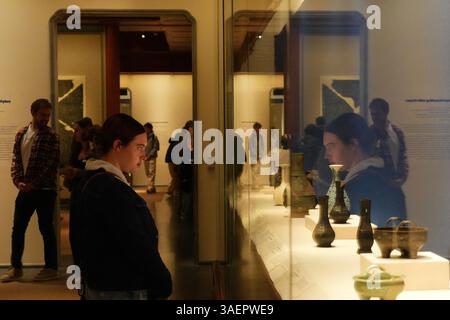 New York, USA. 5 aprile 2025. La gente visita una collezione completa di bronzi cinesi dal XII al XIX secolo al Metropolitan Museum of Art (il Met) il 5 aprile 2025 a New York. A tema "rifusione del passato: L'arte dei Bronzi cinesi, 1100-1900", la mostra è co-organizzata dal Museo di Shanghai e dal Met, con oltre 200 collezioni create durante la Dinastia Song (960-1279) fino alla Dinastia Qing (1644-1911). Credito: Liao Pan/China News Service/Alamy Live News Foto Stock