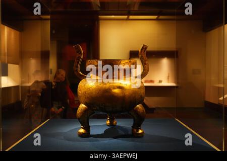New York, USA. 5 aprile 2025. La gente visita una collezione completa di bronzi cinesi dal XII al XIX secolo al Metropolitan Museum of Art (il Met) il 5 aprile 2025 a New York. A tema "rifusione del passato: L'arte dei Bronzi cinesi, 1100-1900", la mostra è co-organizzata dal Museo di Shanghai e dal Met, con oltre 200 collezioni create durante la Dinastia Song (960-1279) fino alla Dinastia Qing (1644-1911). Credito: Liao Pan/China News Service/Alamy Live News Foto Stock